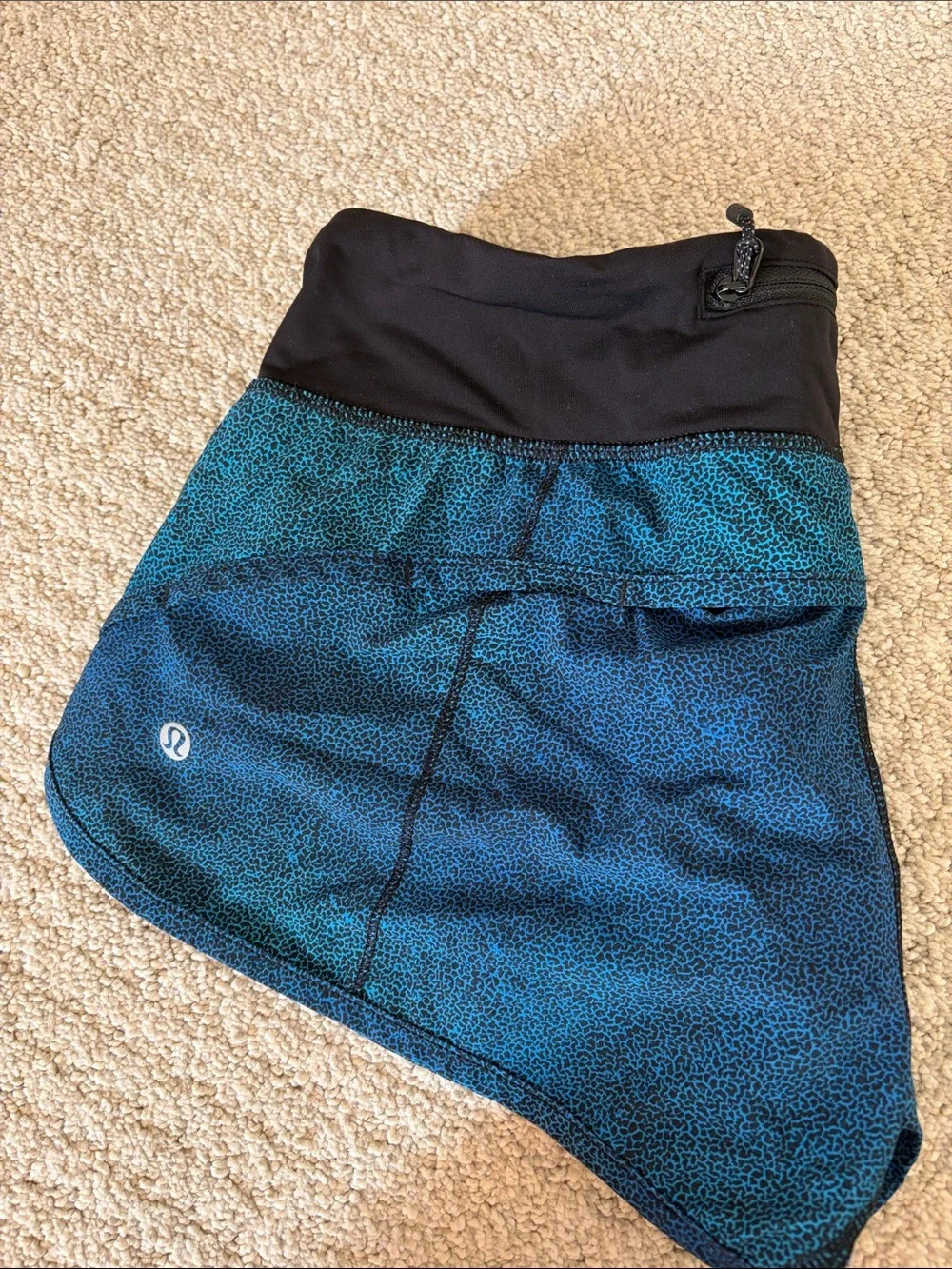 Lululemon vintage size 6 low rise speed ups 2.5 inch length - blue leopard print